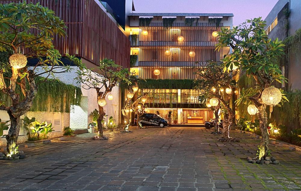 Hotel Neo+ Kuta Legian By Aston Exterior photo